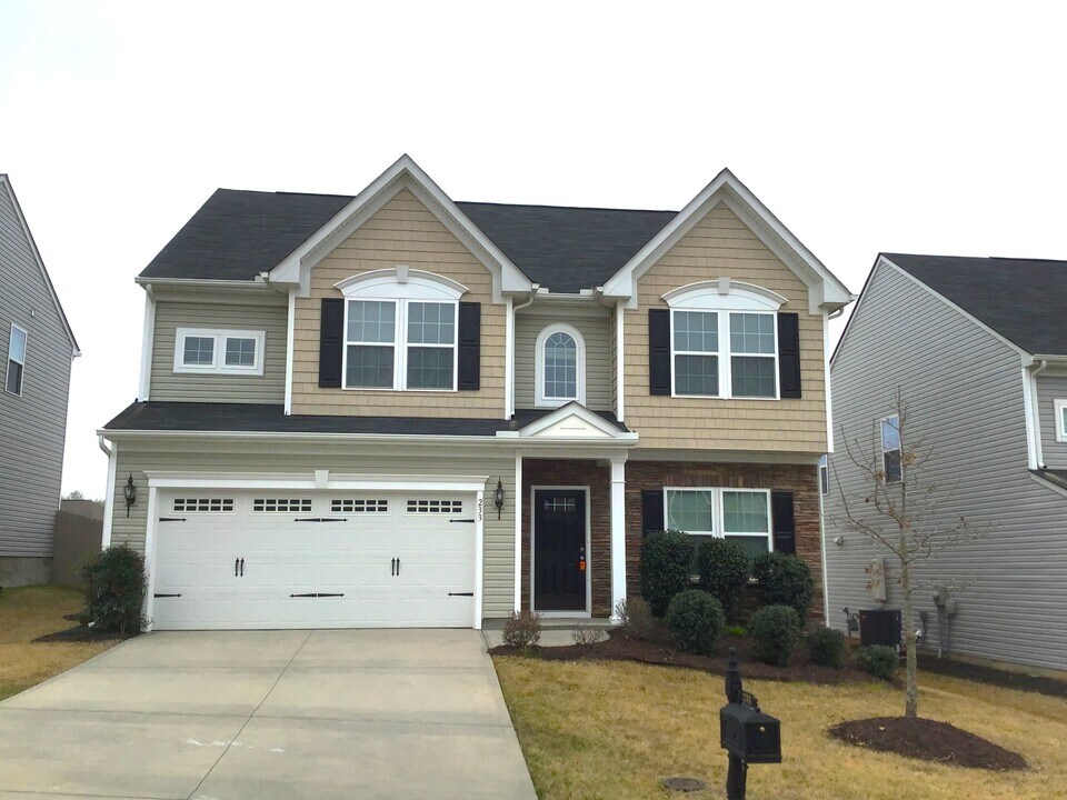 233 Sandusky Ln in Simpsonville, SC - Building Photo