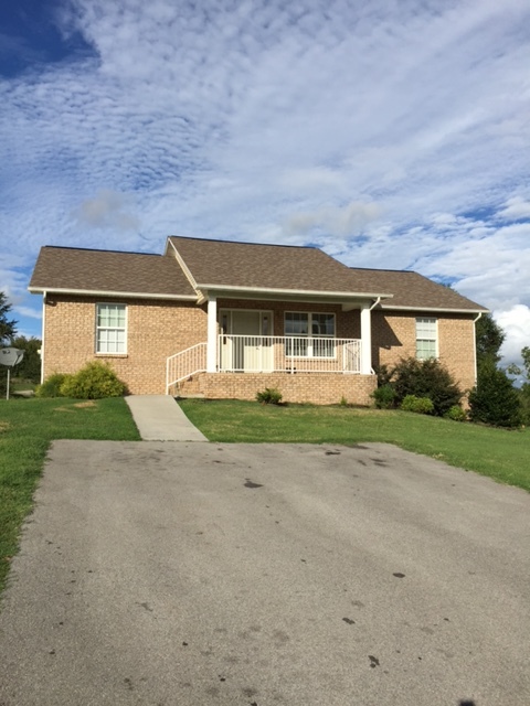 857 Quiet Oaks Way in Dandridge, TN - Building Photo