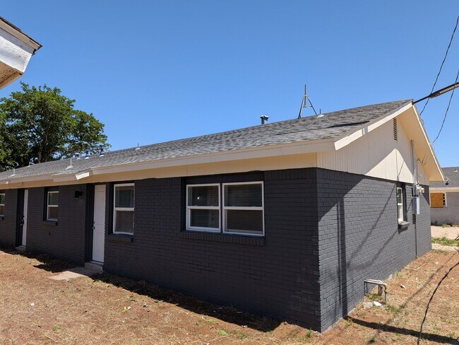 1726 E Dartmouth St, Unit B in Lubbock, TX - Building Photo - Building Photo