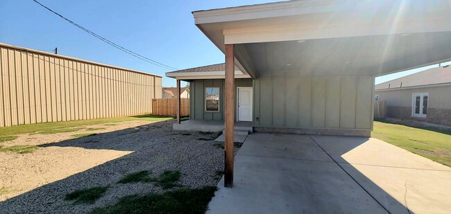 107 Locust St in Idalou, TX - Foto de edificio - Building Photo