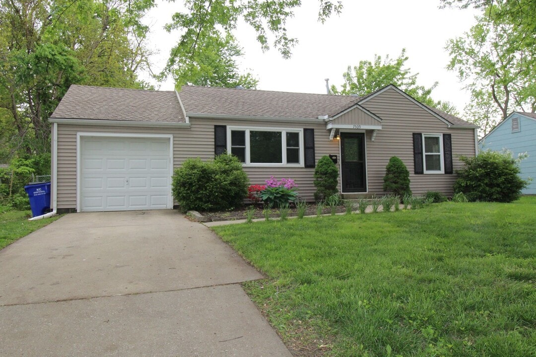 7509 Conser in Overland Park, KS - Building Photo