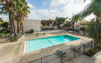 Las Palmas Apartment Homes in Covina, CA - Foto de edificio - Building Photo