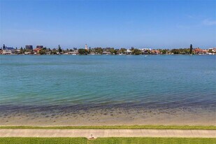 7984 Sailboat Key Blvd S in South Pasadena, FL - Building Photo