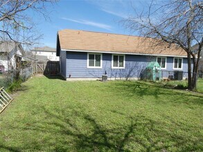 8705 Pineridge Dr in Austin, TX - Building Photo - Building Photo