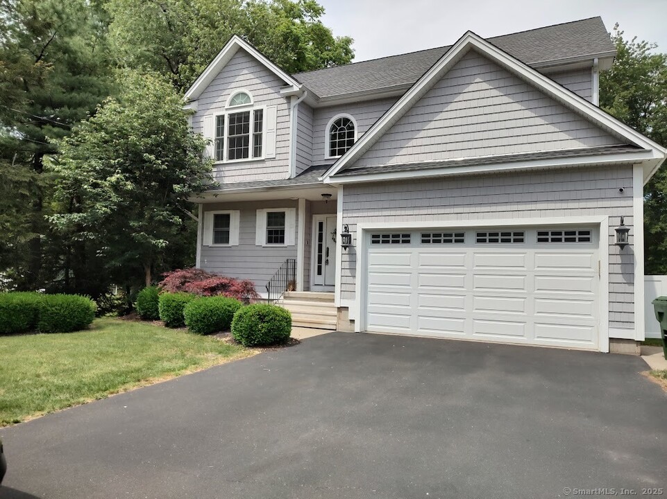 70 Court St in Cromwell, CT - Building Photo