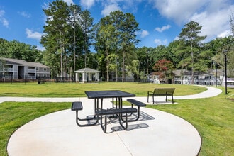 Whispering Pines in Lagrange, GA - Foto de edificio - Building Photo