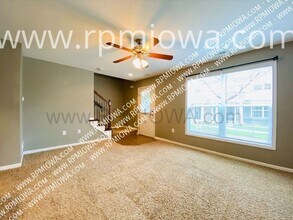 9065 Greenspire Dr in West Des Moines, IA - Building Photo - Building Photo