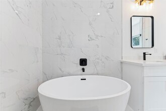 3040 Webster St in Houston, TX - Building Photo - Building Photo