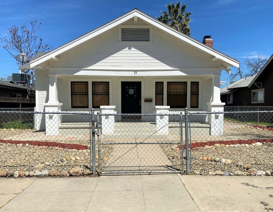 25 W 20th St in Merced, CA - Building Photo