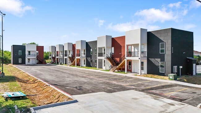 225 E New Hampshire St in Harlingen, TX - Building Photo - Building Photo