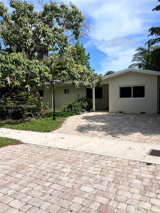 7350 SW 96th St in Pinecrest, FL - Building Photo