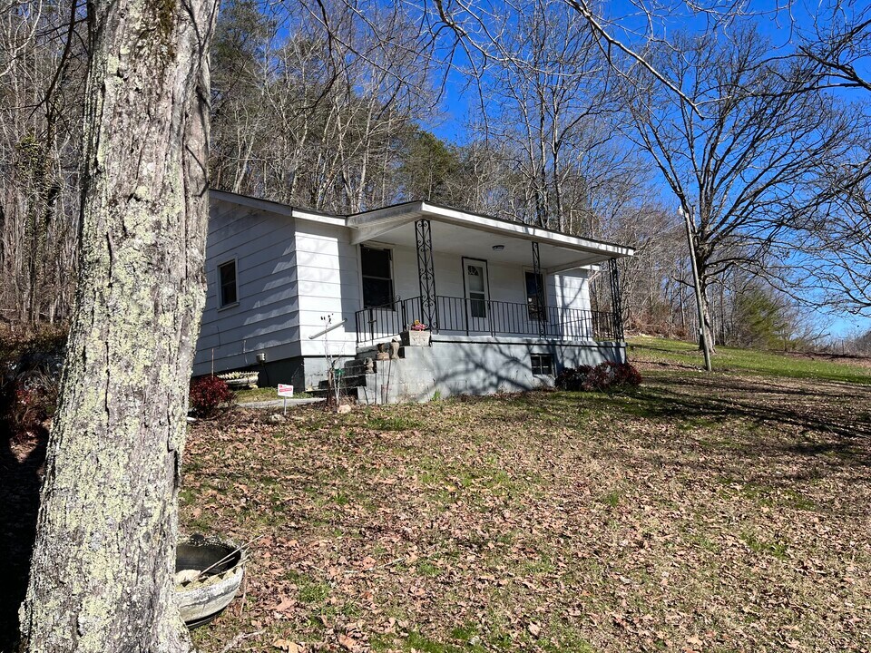 125 Strawberry Ln in Clinton, TN - Foto de edificio