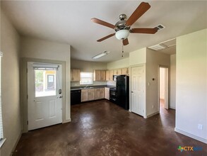 1102 W 16th St in Cameron, TX - Foto de edificio - Building Photo