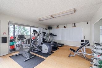 Island Breeze Apartments in Gardena, CA - Foto de edificio - Interior Photo