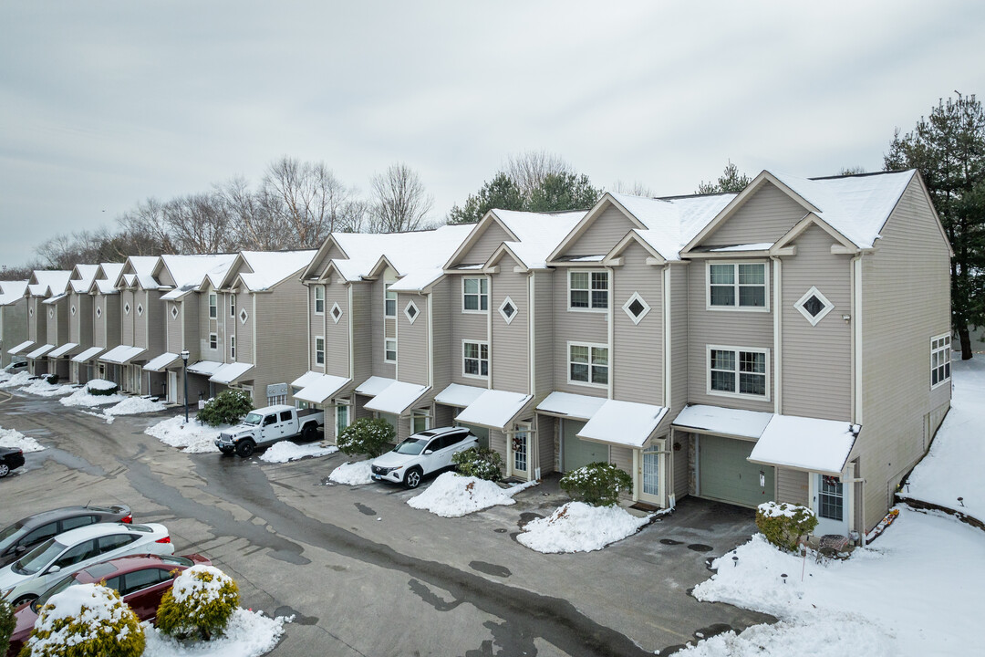 College Park in New London, CT - Building Photo