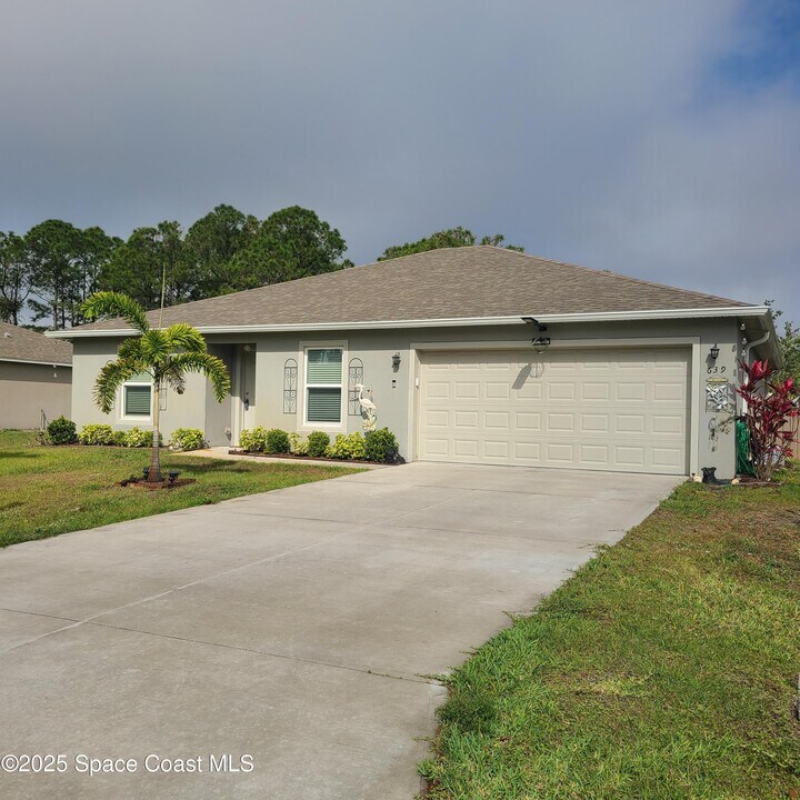639 Airoso Rd SE in Palm Bay, FL - Building Photo