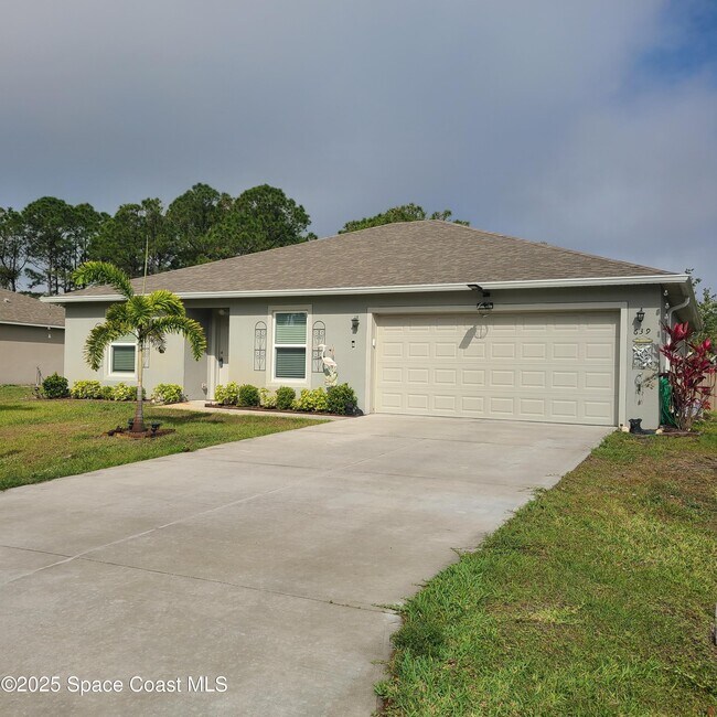 property at 639 Airoso Rd SE