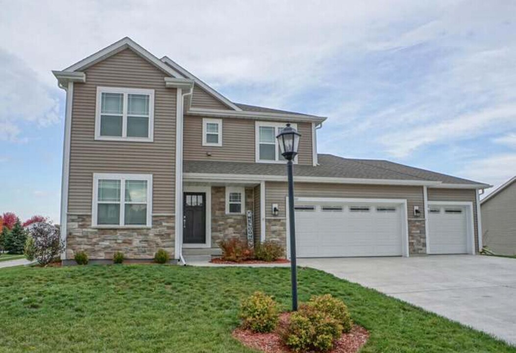 1200 Juniper Ln in Oconomowoc, WI - Building Photo