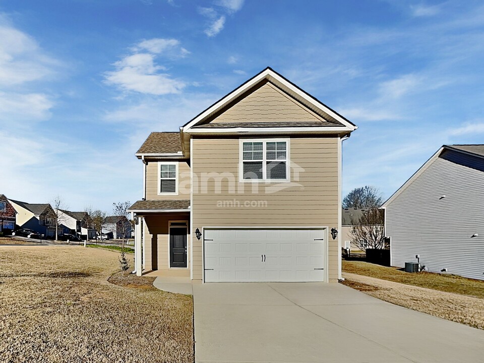 8143 Brookbend Dr in Douglasville, GA - Building Photo
