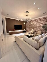 6801 NW 113th Ct in Doral, FL - Foto de edificio - Building Photo