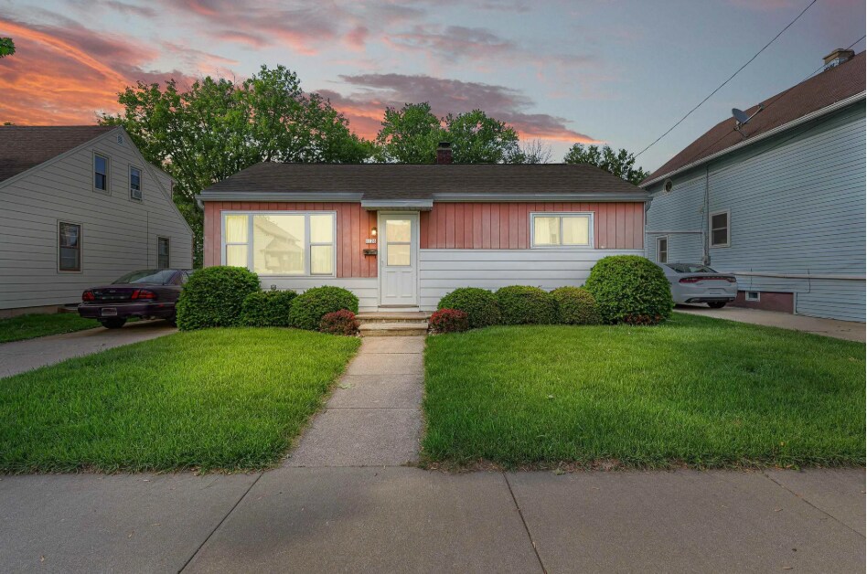 1126 W 7th Ave in Oshkosh, WI - Foto de edificio