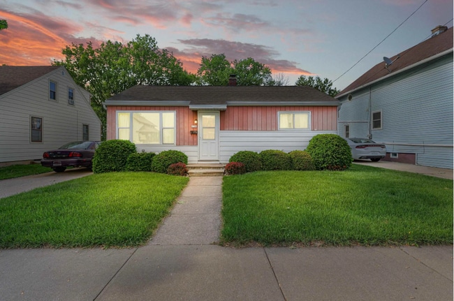 property at 1126 W 7th Ave