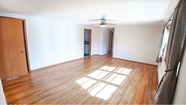 1402-1402 Summit Ave, Unit Upper in Waukesha, WI - Building Photo - Building Photo