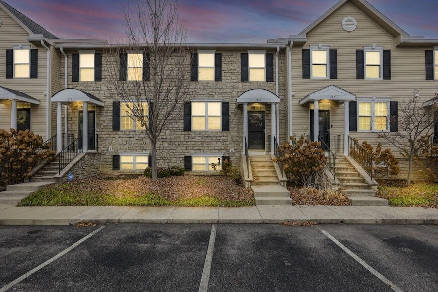 243 Oxford Oak Dr, Unit 243 in Columbus, OH - Foto de edificio