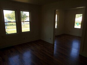 1305 E Lawrence St, Unit 1 in Decatur, IL - Foto de edificio - Building Photo