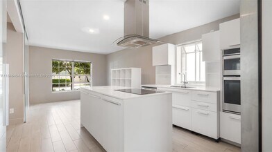 909 Garnet Cir in Weston, FL - Building Photo - Building Photo