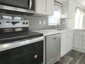 43 Lake Griffin Dr in Fruitland Park, FL - Building Photo - Building Photo
