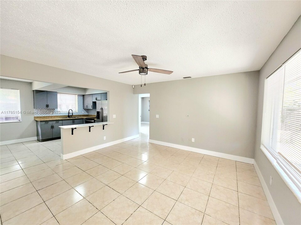 100 NW 40th St in Oakland Park, FL - Foto de edificio