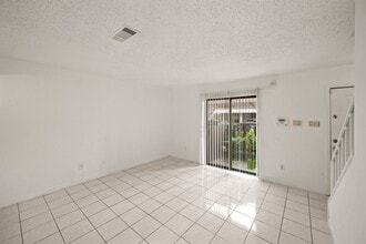 3987 Tanglewilde St in Houston, TX - Foto de edificio - Building Photo