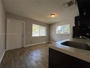 647 NW 3rd Ave in Fort Lauderdale, FL - Building Photo - Building Photo