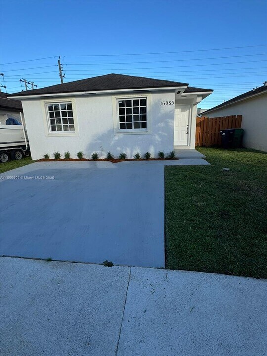 16165 SW 139th Ave in Miami, FL - Building Photo