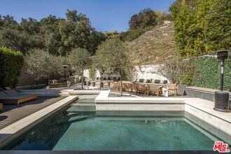 8145 Willow Glen Rd in Los Angeles, CA - Building Photo - Building Photo