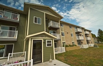 Seven Pines Apartments in Forest Lake, MN - Foto de edificio - Building Photo