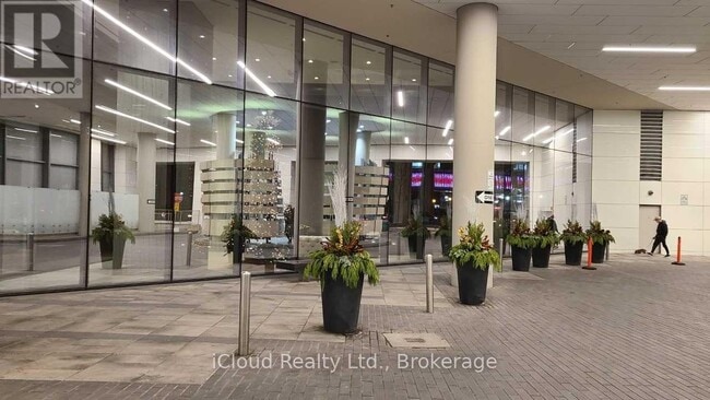 100 Harbour St in Toronto, ON - Building Photo - Building Photo