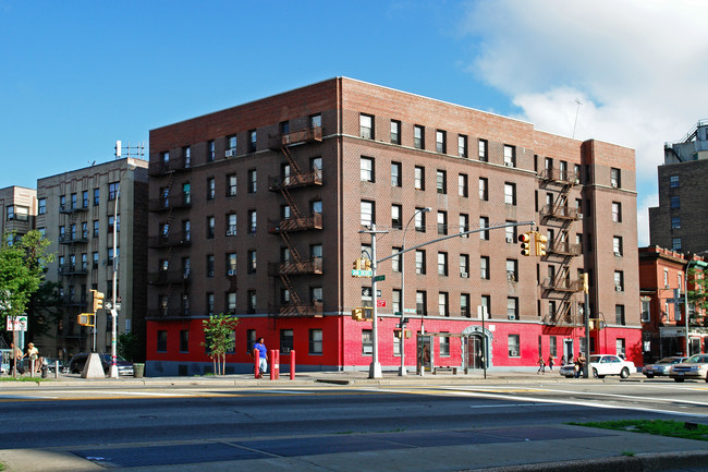 2001 Grand Concourse in Bronx, NY - Foto de edificio - Building Photo