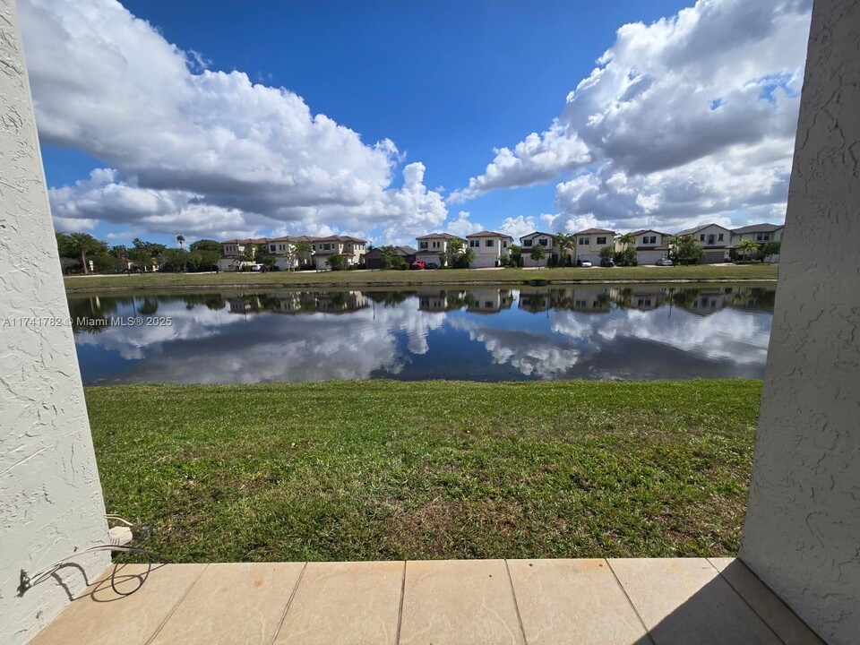 321 SW 113th Way in Pembroke Pines, FL - Building Photo