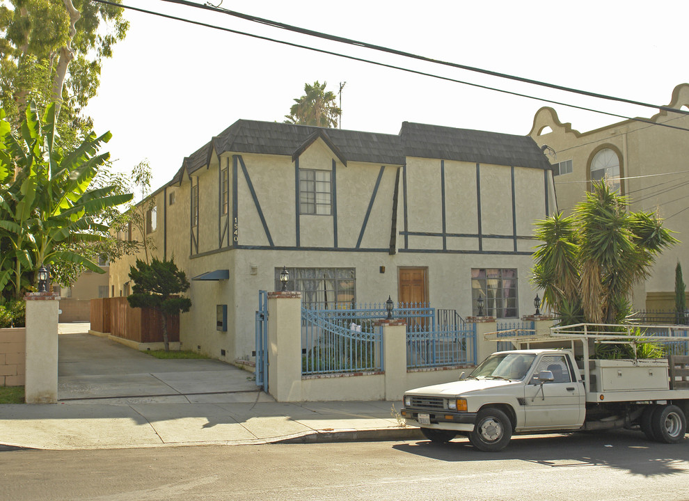 1540 N Poinsettia Pl in Los Angeles, CA - Building Photo