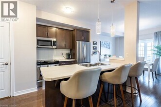 215 Dundas St E in Hamilton, ON - Building Photo - Building Photo