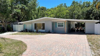 2504 S Milmar Dr in Sarasota, FL - Building Photo