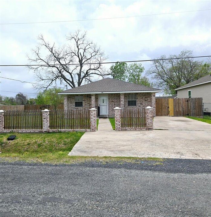 338 S Algeria St in Texas City, TX - Building Photo