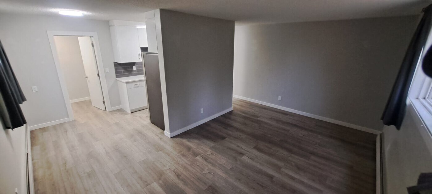 8303-100 100 St NW in Edmonton, AB - Building Photo