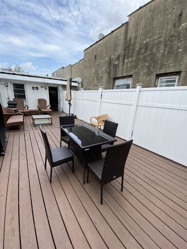 1017 West Side Ave-Unit -2 in Jersey City, NJ - Building Photo - Building Photo