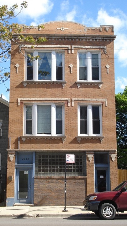 2250 W North Ave in Chicago, IL - Building Photo