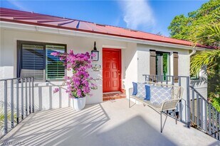 375 8th Ave S in Naples, FL - Building Photo