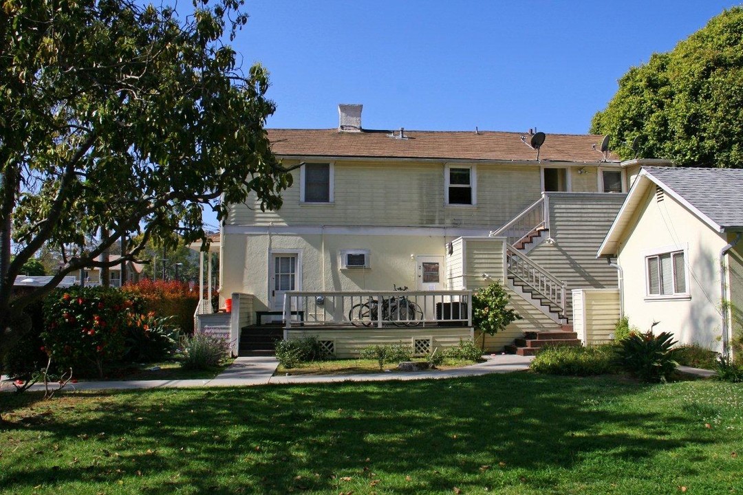 208 W De La Guerra St in Santa Barbara, CA - Building Photo