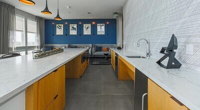 9330 Main St in Houston, TX - Foto de edificio - Building Photo